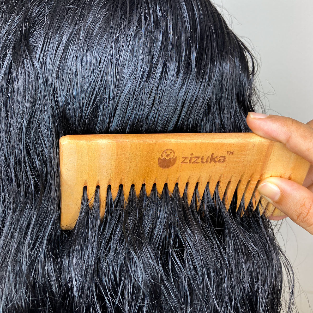 girl using neem comb